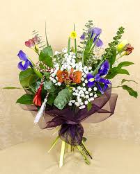 Buchet Narcise Irisi Frezii Si Snur De Martisor Cu Livrare In Bucuresti Si Cluj Napoca In Max 4 Ore Flowers Floral Floral Wreath