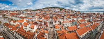 Eine der berühmtesten sehenswürdigkeiten in lissabon sind die historischen straßenbahnlinien, von denen die linie 28 am häufigsten genutzt wird. Lissabon Blick Uber Dacher Und Sehenswurdigkeiten Portugal Stockfotos Freeimages Com