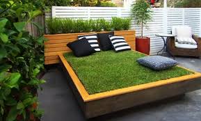 Mit den richtigen materialien und werkzeugen gelingt es jedem laien, das für die. Bett Aus Paletten Und Gras Im Garten Anlegen Freshouse