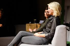 Dionne stax, patty brard, eddy zoëy en karin bloemen leggen herinneringen van voorbijgangers vast met hun camera 29 juni 2021 fiets mee met 2bike4alzheimer, samen herinneringen maken is goud waard File Annechien Steenhuizen En Dionne Stax Bij Het Festival Van De Journalistiek 2017 37447588295 Jpg Wikimedia Commons