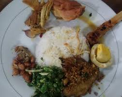 Pour les plus sensibles, certains plats sont assez épicés, n'hésitez pas à demander avant de passer commande. Nasi Ayam Suir Opor Ayam Ayam Goreng Sayur Sambal Telor Sate Lilit Bild Von Warung Nasi Ayam Bu Oki Jimbaran Tripadvisor