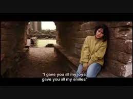Anjali sharma (kajol)is a tomboy, and is very friendly with the local casanova rahul khanna (shahrukh khan). Kuch Kuch Hota Hai Trailers And Videos
