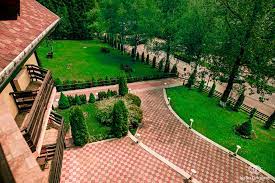 Orasul vatra dornei este situat in centrul depresiunii cu acelasi nume, fiind vatra dornei este si o renumita statiune balneoclimaterica, cu 37 izvoare de ape minerale care au fost valorificate inca din 1845. Pensiunea Vanatorul Cazare Vatra Dornei