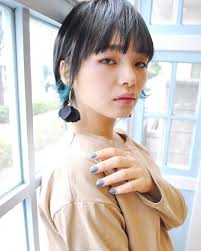 ショートウルフ もみあげだけ遊び心でグリーン フェイスラインはマッシュカットで女性らしさも感じられるカッコイイスタイル hairsalonlettre マニッシュ デザインカラー マッシュウルフ ショートウルフ ショートヘア ウルフカット ショート