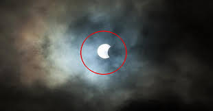 Ini merupakan fenomena yang terjadi ketika bayangan bulan hanya menutupi bagian tengah matahari. Gerhana Bulan Penumbra Sulit Disaksikan Ini Alasannya Okezone Techno