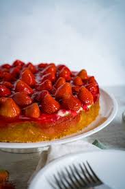 Das mit dem backpulver und salz vermischte mehl im wechsel mit der milch ebenfalls unterrühren. Erdbeerkuchen Mit Vanillepudding Rezept Von Gernekochen De