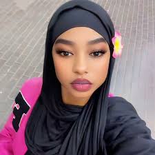 Amy Bayer (@unepeulh1)