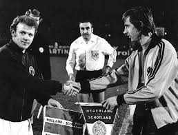 Latest sports news , eredivisie , jupiler pro league , english premier league , formule 1 , ralley , moto gp ,bundesliga,la liga. A Football Archive On Twitter Billy Bremner And Johan Cruyff Netherlands V Scotland 2 1 December 1971 Photo Anp Http T Co Mbxrqcx741