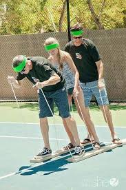 Este juego de relevo para niños se juega dentro de un gimnasio e incluye cuatro equipos. Pin De Aulbre Ritter En Family Games Juegos De Relevos Juegos Recreativos Juegos En Equipo