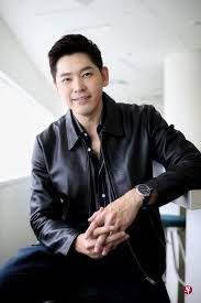 Born 9 april 1985) is a singaporean actor and has been named as one of the 8 dukes of caldecott hill. é™ˆç½—å¯†æ¬§è¿‡å¹´æ„Ÿè§‰è‡ªå·±åƒ å¾³å£«å¸æœº æ—©æŠ¥