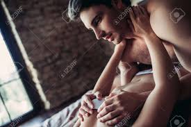 455 kostenlose bett sex porno videos, sex tube jede stunde geupdated! Schones Leidenschaftliches Paar Hat Sex Auf Bett Mann Halt Die Brust Der Frau In Den Handen Lizenzfreie Fotos Bilder Und Stock Fotografie Image 81003833