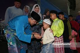Ramadan markets are crowded with people who are seen buying clothes and other festive items. Rumah Terbuka Hari Raya Aidilfitri Tpm