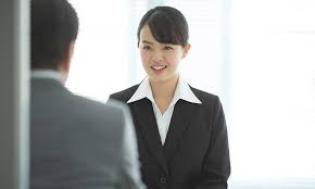 表参道ヒルズを眼下に見下ろすおしゃれ空間なヘアサロン。女性の髪悩みや気持ちを、優しくくみとってくれる敏腕美容師の杉山さんと平野さんは、感性豊かに今っぽさのある髪型を提案してくれる。 ブローチ 東京都渋谷区神宮前5の2の5 max & co.ビル5f å°±æ´»ã§å¥½å°è±¡ãªå¥³æ€§ã®é«ªåž‹ã¯ å‰é«ª ã‚·ãƒ§ãƒ¼ãƒˆ ãƒ­ãƒ³ã‚°é•·ã•åˆ¥è§£èª¬