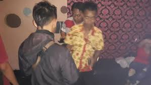 Saya tidak tahu apa yang lebih ketat, celana jeans atau persahabatan kita. 3. Wajah Pemandu Lagu Seperti Hantu Ini Kata Paranormal