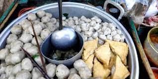 Ketika seseorang memasak makanan atau mengonsumsinya tidak seperti yang seharusnya, tindakan ini sering disebut 'penistaan' terhadap makanan. Resep Cilok Kuah Khas Malang Yang Gurih Merdeka Com