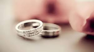 Kalau terlalu longgar, takut ia mudah tertanggal tanpa kita sedari. 10 Fakta Unik Tentang Cincin Pertunangan Dan Cincin Kawin Fashion Fimela Com