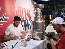 Washington capitals defenseman michal kempny underwent a successful surgery to repair an achilles tendon. Foto Video Michal Kempny Privezl Na Jizni Moravu Legendarni Stanley Cup Z Kraje Brnenska Drbna Zpravy Z Brna A Jihomoravskeho Kraje