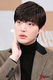 Ahn Jae Hyun toát mồ hôi hột vì bị hỏi về Goo Hye Sun ngay khi xuất hiện  bên 'tiểu tam tin đồn'