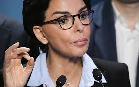 Rachida dati a compris que la prochaine élection présidentielle était une loterie encore brouillardeuse et qu'il était préférable de partir le moins tard possible. Municipales A Paris Rachida Dati Est Elle Soutenue Par Toute La Famille Le Pen Le Parisien