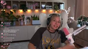 JenNyan's compelling presence - Drawn into her world