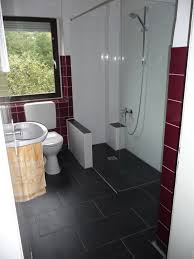 Nachdem ein kostenloser beratungstermin vor ort (aufmaßtermin) durchgeführt zuerst wird ihre alte badewanne entfernt. Ihr Badewannendoktor Umbau Wanne Auf Dusche