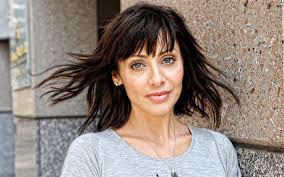 Her breakthrough single torn has sold over one million copies, while she also hit the official chart top 10 with big mistake and shiver. Herunterladen Hintergrundbild Natalie Imbruglia Portrat Australische Sangerin Fotoshooting Schone Graue Augen Australian Beliebtesten Sanger Fur Desktop Kostenlos Hintergrundbilder Fur Ihren Desktop Kostenlos