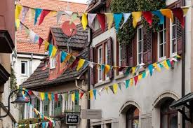 Die beim schulsturm gefangen genommenen rektoren werden der bevölkerung vorgeführt. Fasnetstreiben Neuhausen Und Wernau Die Narren Sind Los Landkreis Esslingen Stuttgarter Zeitung