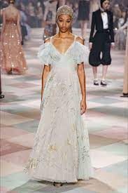Acquista online gli articoli firmati dior. Sfilata Christian Dior Parigi Alta Moda Primavera Estate 2019 Vogue Abiti Da Sposa Alta Sartoria Moda Alta Sartoria Dior Couture