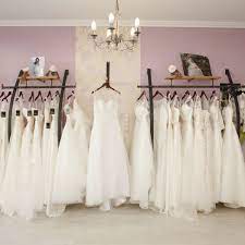 Gerade deshalb, weil ein hochzeitskleid nur einen tag getragen wird und es viele frauen gibt, die sich ein neues brautkleid nicht leisten können, haben sich einige geschäfte darauf spezialisiert, diese kleider anzukaufen. Bianca Brautmoden Outlet Store