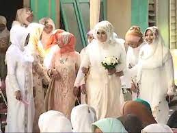 Kh tohawi romli yang biasa dipanggil abah h.entoh merupakan adik dari ulama karismatik alamarhum abuya kh. Acara Pernikahan Keluarga Besar Abuya Uci Turtusi Di Yogyakarta 2015 Youtube
