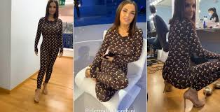 È una di quelle che non sta mai zitta mancano davvero pochi minuti prima dell'inizio della nuova puntata de l'isola dei famosi, ed elettra. Elettra Lamborghini Tuta Attillatissima Per L Isola Dei Famosi Video Video