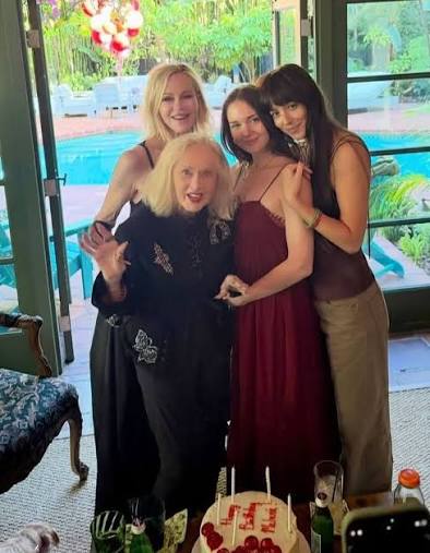 August 9: Dakota Johnson, Tippi Hedren, Stella Banderas celebrating Melanie  Griffith's birthday in Los Angeles. ❤️ (Vía IG @loreerodkin &  @martynbullard)