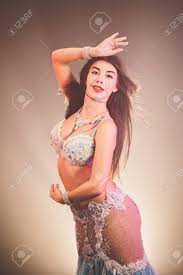 Retrato De Mujer En Traje Exótico Posando Sexualmente Cuerpo Semidesnudo.  Chica Bailarina Oriental Tradicional Sobre Fondo Azul Brillante.  Musulmanes, Concepto De Tentación. Fotos, retratos, imágenes y fotografía  de archivo libres de derecho.