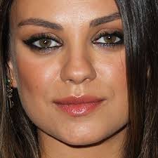 Mila kunis soft glam how to create a mila kunis hair makeup trends cat eye mila kunis before and after the. Mila Kunis Makeup Photos Products Steal Her Style