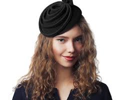 Schwarzer Fascinator aus Haarfilz Elegante Wintermütze