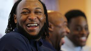 Green Bay Packers' Aaron Jones helps woman in wheelchair at airport