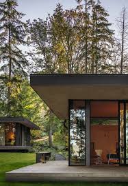 Cette Maison De Vacances Situee Dans Le Nord Ouest Du Pacifique Concue Par Le Studio Base A Seattle Wittman Estes Pour Maison De Vacances Architecture Maison