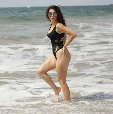 Oye Posts on X: actress LYSSA ROBERTS : Looking beautiful In Bikini at  Playa del Rey beach Boardwalk t.coID3gICG9mB  t.coGrqZqtSYvM  X