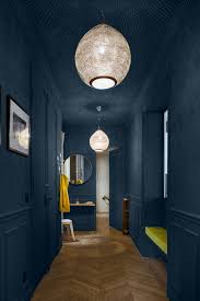 Entree D Un Appartement Parisien Tres Dark Avec Ces Suspensions Qui Apportent Un Bel Effet De Lumiere S Appartement Parisien Deco Entree Maison Plafonds Bleus
