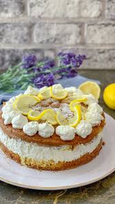 Und genau deswegen habe ich wirklich niemanden bei uns zuhause verraten, dass der leckere und saftige kuchen, der weg ging wie warme semmeln, mit gemüse gespickt ist! Einfache Zitronen Creme Torte Saltsugarlove