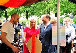 Etter paraden vil det være et fysisk paradeshow i pride park på spikersuppa fra 16.00 til 16.40. Crown Prince Haakon And Crown Princess Mette Marit Visited Pride Park In Oslo