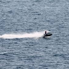 So muss man hierzulande 18 jahre alt sein und einen. Ostsee Mann Treibt Mit Jetski 20 Stunden Auf Dem Wasser Welt