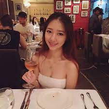 唔係fyy打手 但乜真係冇人覺得個何依婷個樣好怪咩 對眼又分得開，個樣又俗，個look同啲妝又似大陸g 張張相都係同一個笑樣，膠撚到 咁都可以叫係冠軍. ç²¾é¸å¤šåœ– æ·±å—è©•åˆ¤è®šè³žä½•ä¾å©·æˆæ¸¯å§2017ç†±é–€äººé¸ Jdailyhk