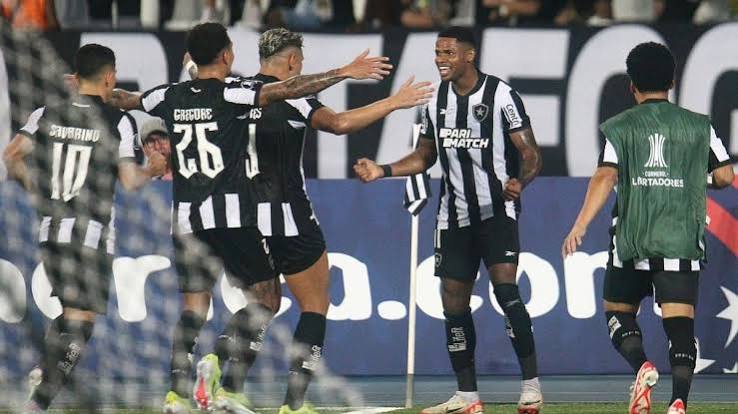 Em noite iluminada de J&uacute;nior Santos, Botafogo vence o Bragantino