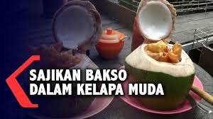 Nama warung bakso blendinya yaitu bakso blendi latifah kyut (iya cute ) ada dua cabang, yang ayas datangin pertama yang di jalan tanjung tapi keabisan akhire beli. Unik Sajikan Bakso Di Dalam Kelapa Muda Youtube
