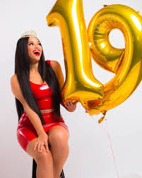 Outfit 21st Birthday Classy Birthday Photoshoot With Friends Pin By Kierra Brown On Birthday 21st Birthday Photoshoot 19th Birthday Outfit Birthday Photoshoot