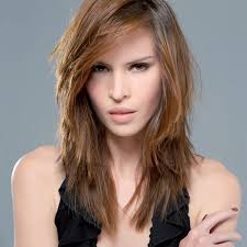 Plus long et plus étroit que le visage ovale, le visage long a ses coupes de cheveux de prédilection pour rééquilibrer les volumes. Des Coupes De Cheveux Originales 2017 Pour Changer De Tete