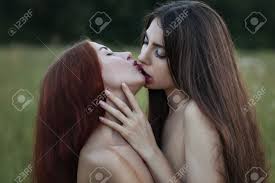 Las Mujeres Lesbianas Beso Con Pasión, Están Desnudos A La Naturaleza.  Fotos, retratos, imágenes y fotografía de archivo libres de derecho. Image  62610225