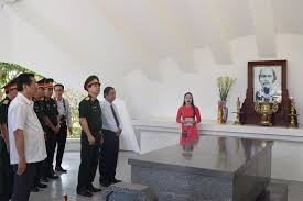 Do vậy, khi được phân công kéo cờ ở trường vào đầu tuần, bà thi cùng các bạn thường cố tình làm. Thá»© TrÆ°á»Ÿng Bá»™ Quá»'c Phong ThÆ°á»£ng TÆ°á»›ng Phan VÄƒn Giang Viáº¿ng Má»™ Cá»¥ Pho Báº£ng Nguyá»…n Sinh Sáº¯c