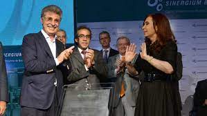 Hugo sigman, empresario farmacéutico y fundador del grupo insud, fue entrevistado por jorge fontevecchia para el ciclo periodismo puro.sigman habló sobre la situación de las compañías en el país, y se refirió a cómo cree que sería un gobierno de alberto fernández, en caso de resultar electo en las elecciones del 27 de octubre.en ese sentido, dijo que hay empresarios que tienen temor. Sigman Y La Mujer De Timerman Entre Los Laboratorios Denunciados Por Cristina